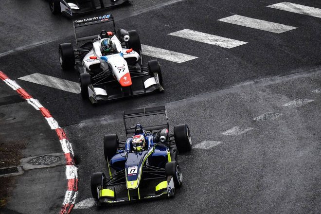 ゼッケン11のマシンをドライブする名取鉄平(カーリン)