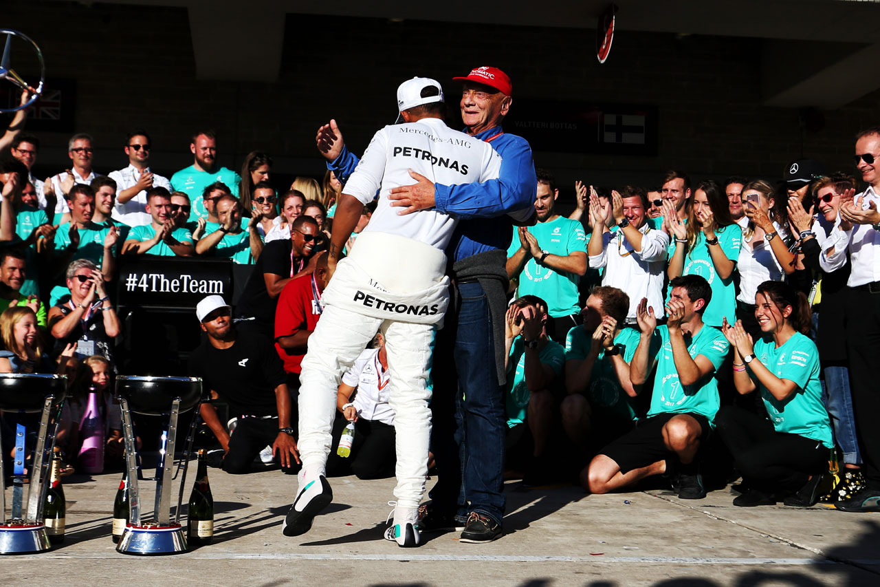 2017年F1アメリカGP優勝を喜ぶラウダとハミルトン（メルセデス）