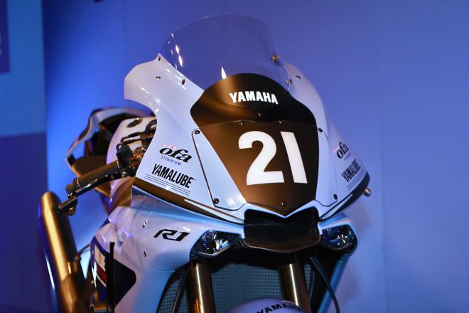 ヤマハTECH21チームの復刻カラーをまとったYZF-R1