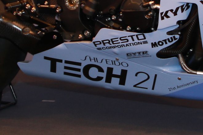 アンダーカウルに掲げられた資生堂とテック21のロゴ