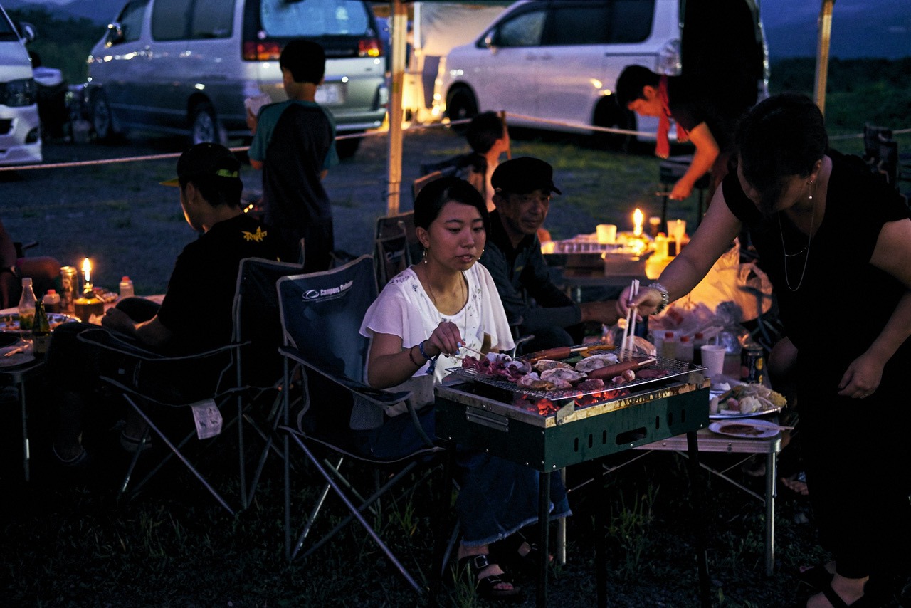 レースを観戦しながらバーベキューを楽しめるのも24時間レースならでは。海外では一般的な光景でもある