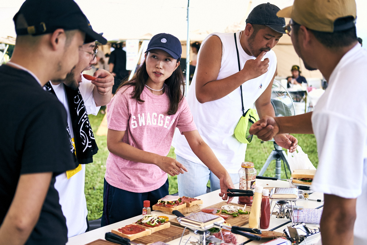 BBQ広場が設けられ、みんなでワイワイとBBQを楽しみながらレースを観戦するもよし