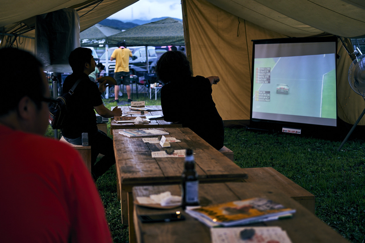キャンプをしながら観戦すれば、気心知れた仲間とじっくりレースを楽しめる