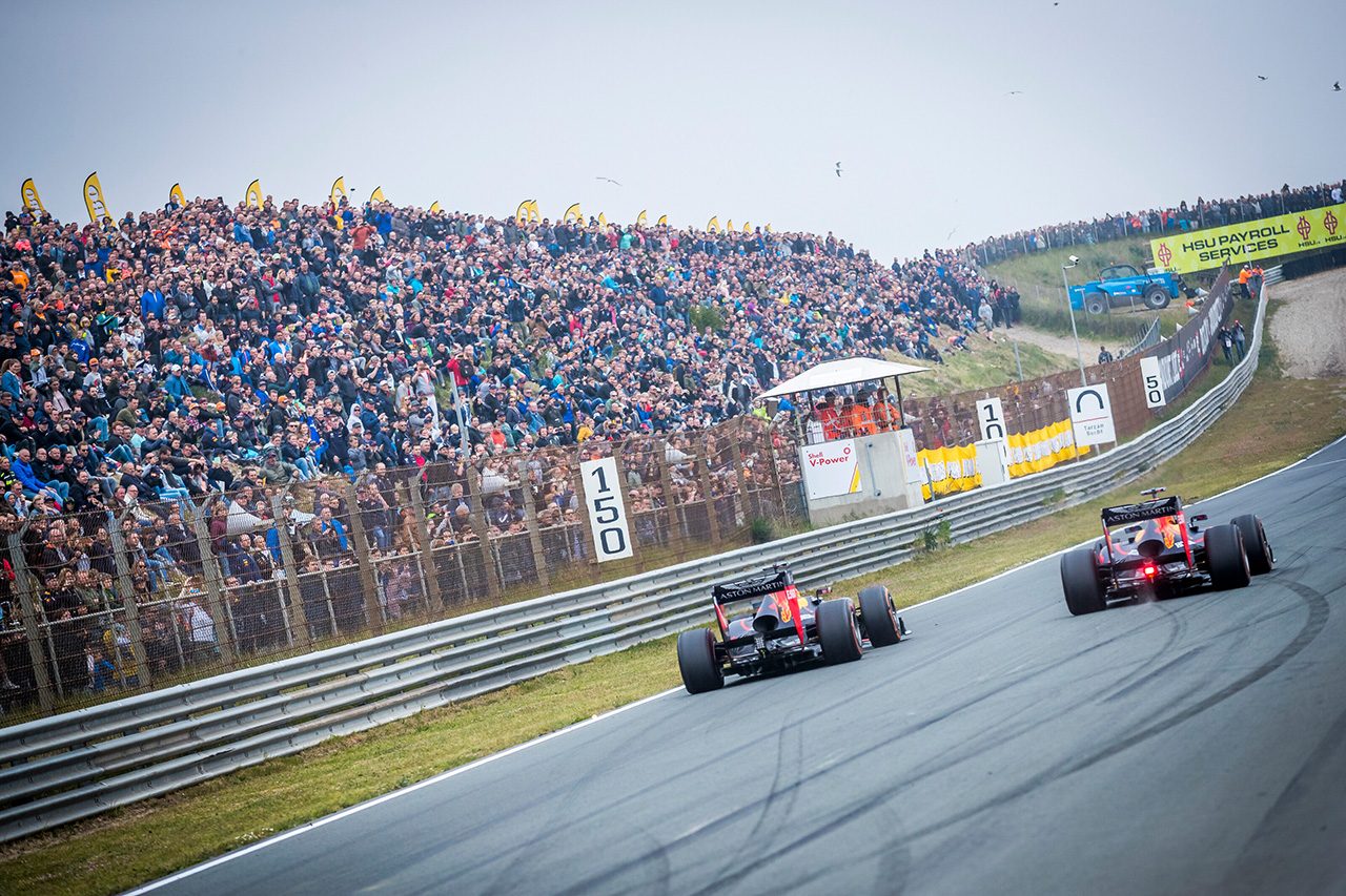 ザントフォールトでデモランをおこなうレッドブルの2台