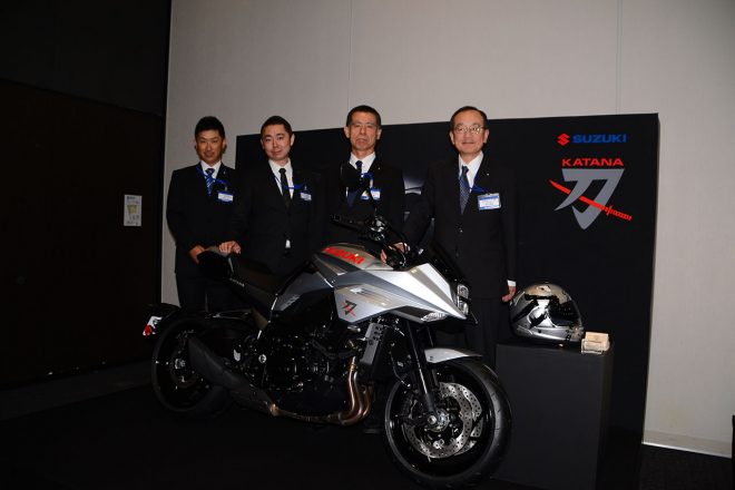 発表会のステージに上がったスズキ二輪の濱本英信代表取締役社長(右)と二輪企画部チーフエンジニア寺田覚氏(中央右)、二輪設計部車体設計グループ三池翔太氏(中央左)、二輪管理部技術品質評価グループ班長大城光氏(左)