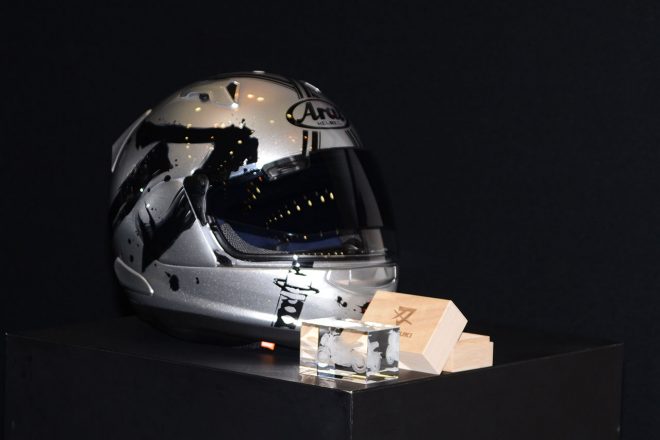 新型カタナ購入者にプレゼントされる“3Dクリスタル”（右下）と、受注生産の"カタナプレミアムヘルメット”