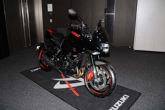 会場にはノーマルの新型カタナのほか、純正オプションをまとった新型カタナも展示された