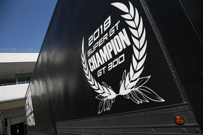 LEON PYRAMID AMGのトランスポーターには2018年チャンピオンの証が掲げられている