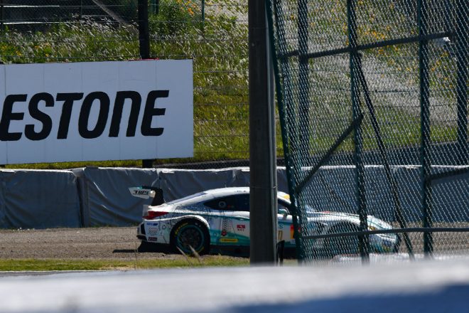 最終コーナーでグラベルストップしたSYNTIUM LMcorsa RC F GT3