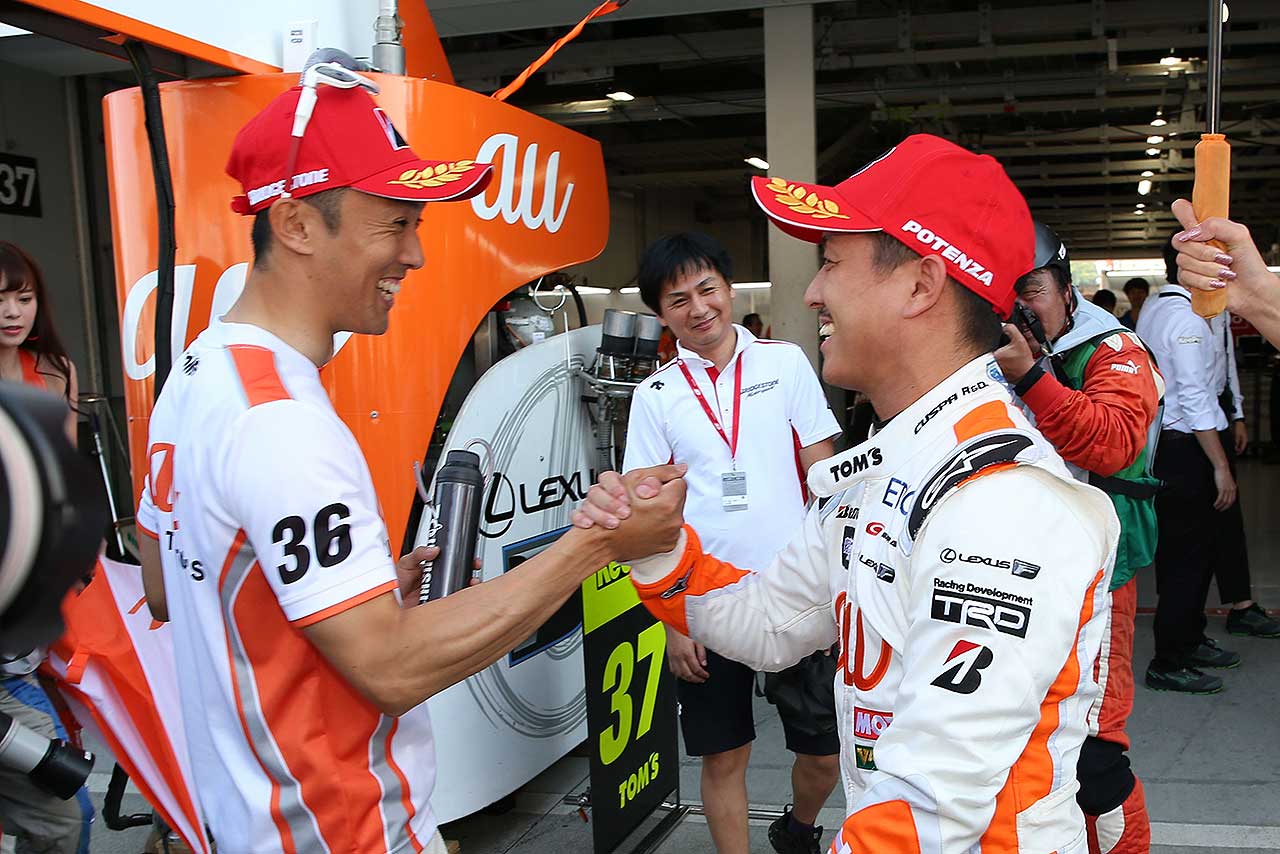 スーパーGT第3戦鈴鹿のポールポジションを獲得したau TOM’S LC500の関口雄飛（右）と中嶋一貴（左）