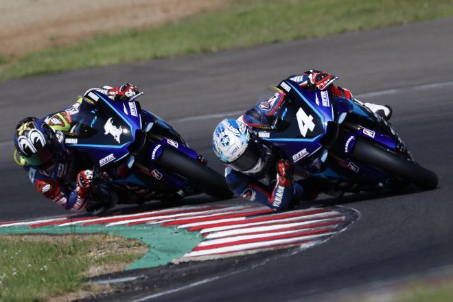 野左根航汰と中須賀克行による2番手争い