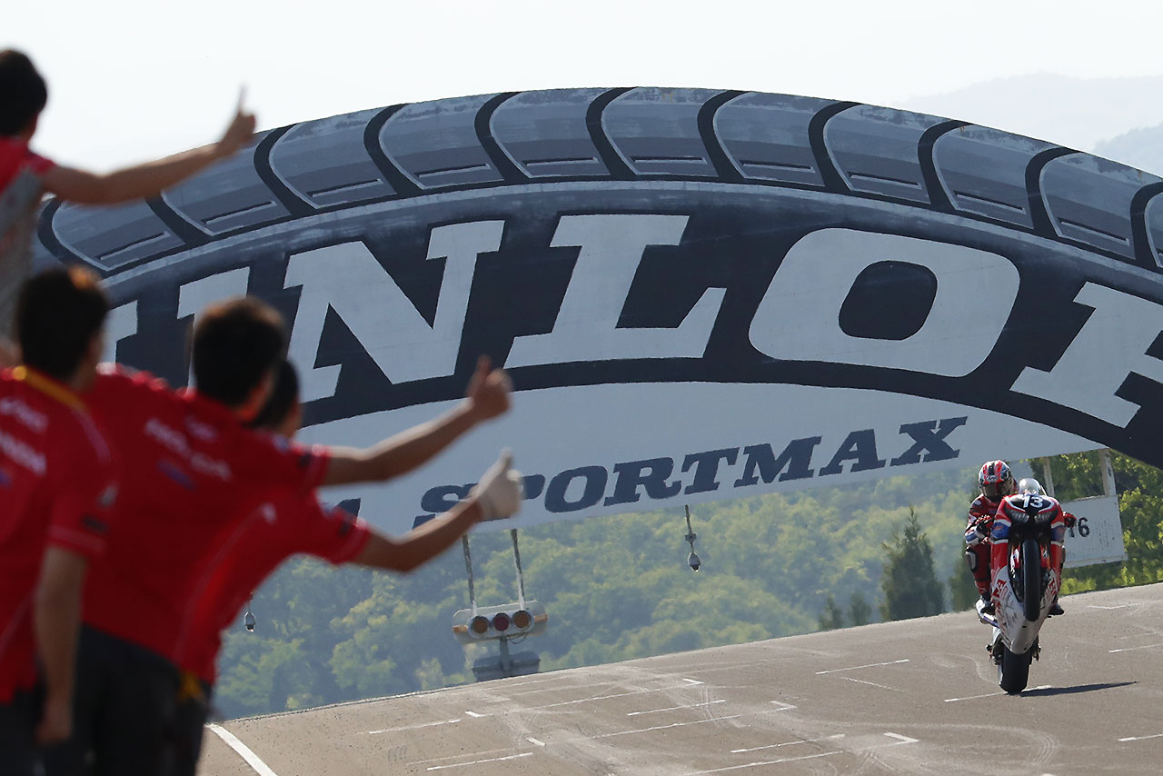 ウイリーを決めてフィニッシュする高橋巧（Team HRC）