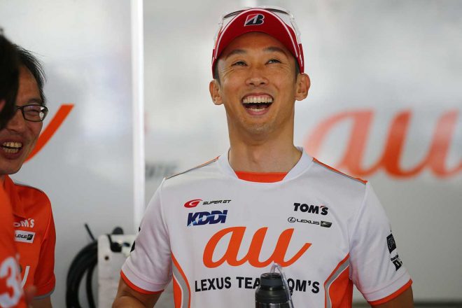 ピットで関口の予選Q2アタックを見守った中嶋一貴（au TOM’S LC500）