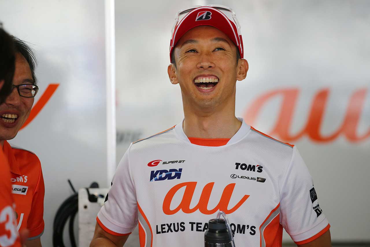 ピットで関口の予選Q2アタックを見守った中嶋一貴（au TOM’S LC500）