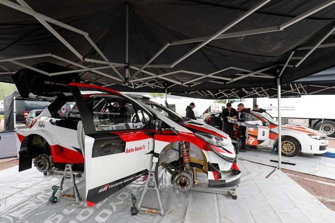サービスパークにはスポンサーロゴのない“まっさらな”ヤリスWRCが持ち込まれている