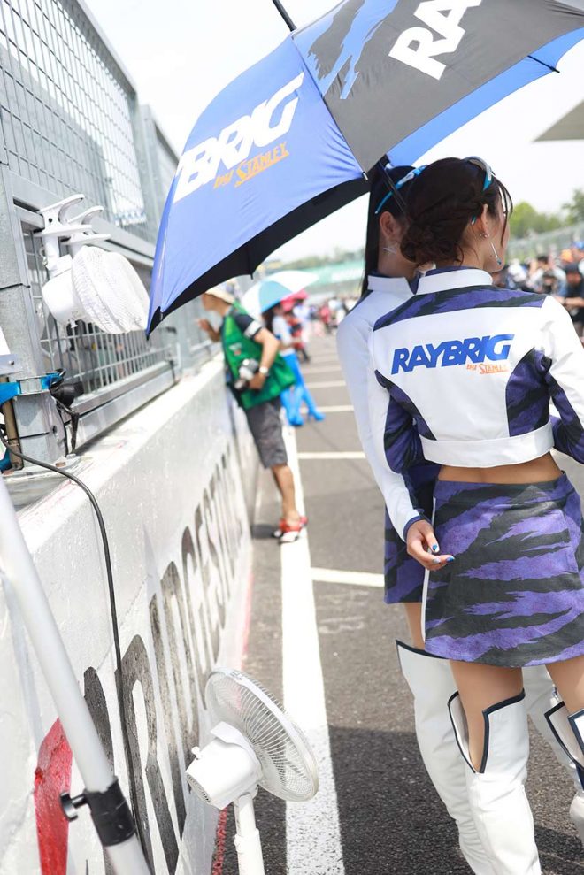 厳しい暑さのなか、レースクイーンの後ろでは計3台の扇風機がサポート