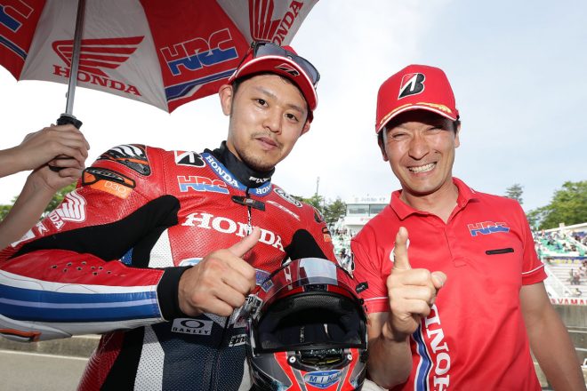 2戦連続でダブルウインを達成した高橋巧とチームを率いる宇川徹監督