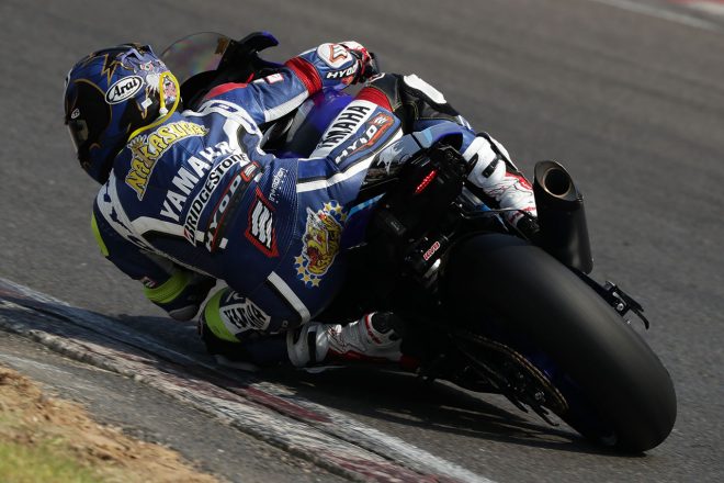 2位でチェッカーを受けた中須賀克行（YAMAHA FACTORY RACING TEAM）