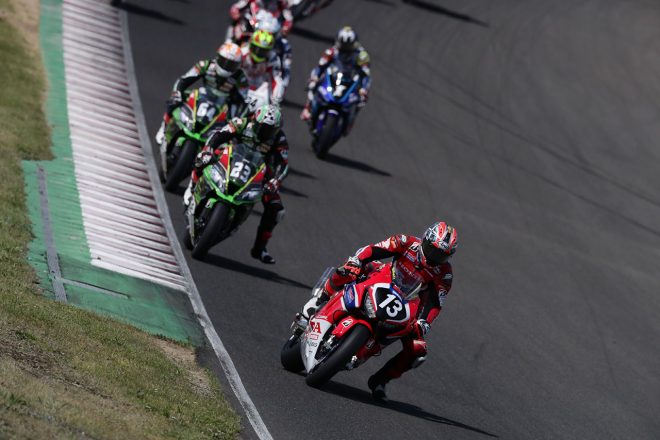 1周目から2番手以下を引き離しにかかる高橋巧（Team HRC）