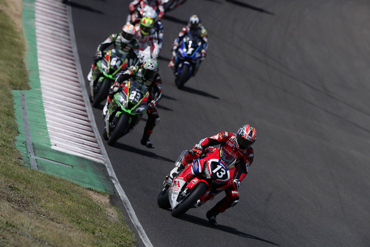 1周目から2番手以下を引き離しにかかる高橋巧（Team HRC）