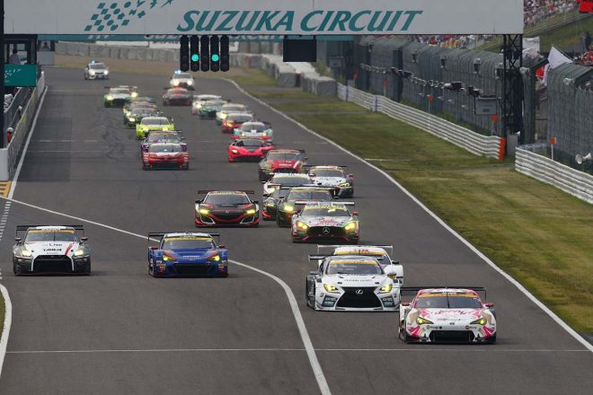 GT300のスタート。大きな混乱はなく1コーナーをクリアしていった