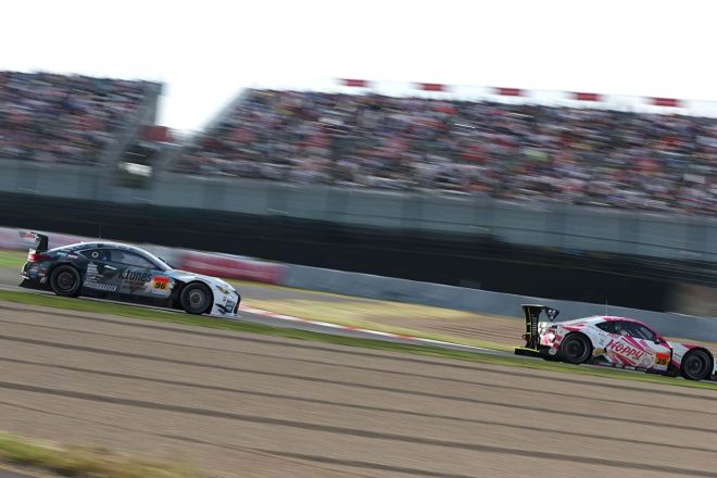 レース終盤、HOPPY 86 MCの背後にはK-tunes RC F GT3が迫る