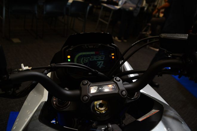 メーターはフルデジタル。イグニッションをオンにすると、“刀”のロゴが浮かぶ