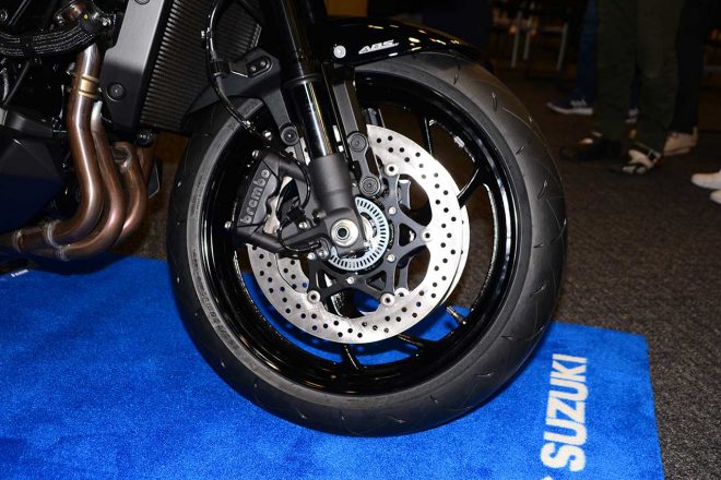 フロントにはブレンボ製のラジアルマウントのブロックキャリパーが採用されている