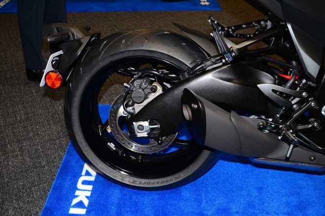 リヤにはシングルブレーキ。キャリパーはニッシン製