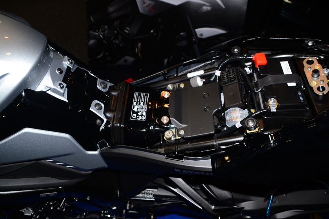 中央の黒い部分が燃料タンクの一部。リヤシート側にバッテリーが収められている