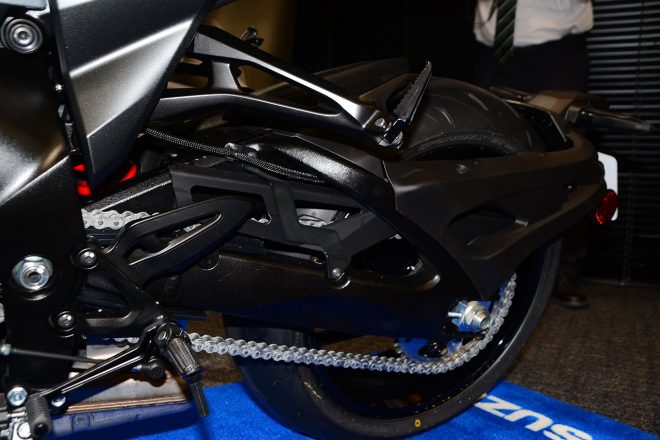 左サイドのスイングアーム。なかにパイプが通っており強度が高められている。ここからリヤフェンダー、ウインカーが取り付けられたテールへつながる