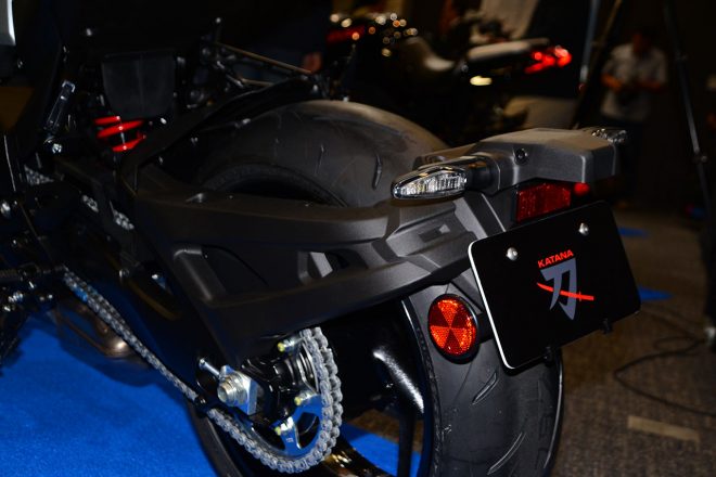 困難を乗り越えてコンセプトモデルを再現した、スズキ初となるターンシグナル付スイングアームマウントリヤフェンダー