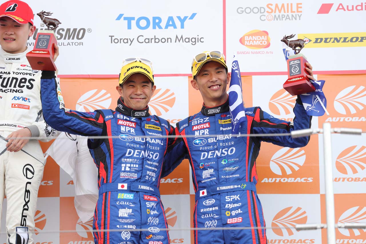 3位表彰台を獲得した井口卓人と山内英輝