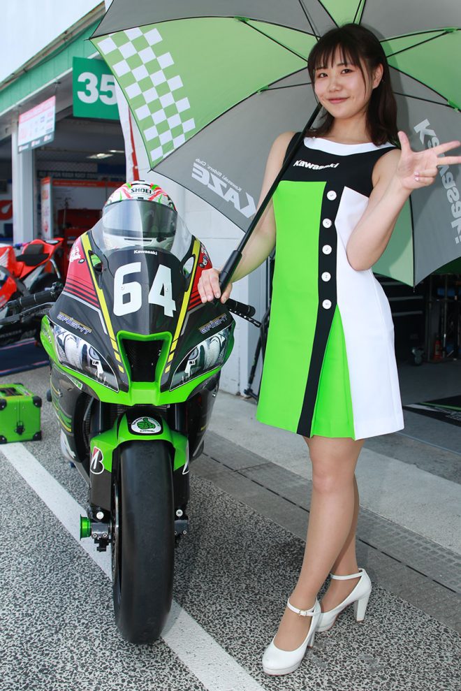 ピットウォークに登場したレースクイーン