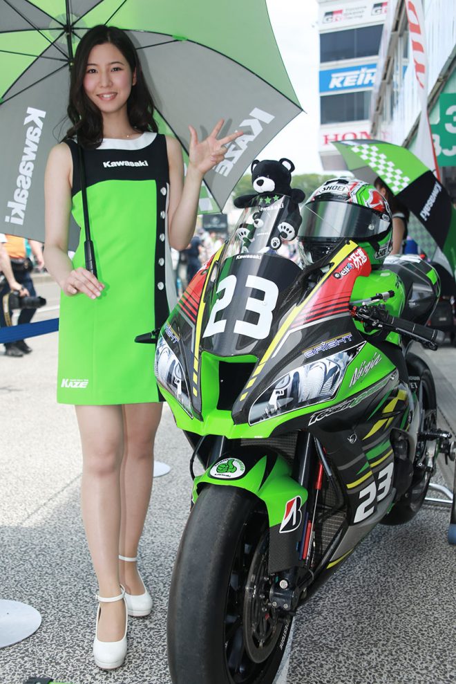 ピットウォークに登場したレースクイーン