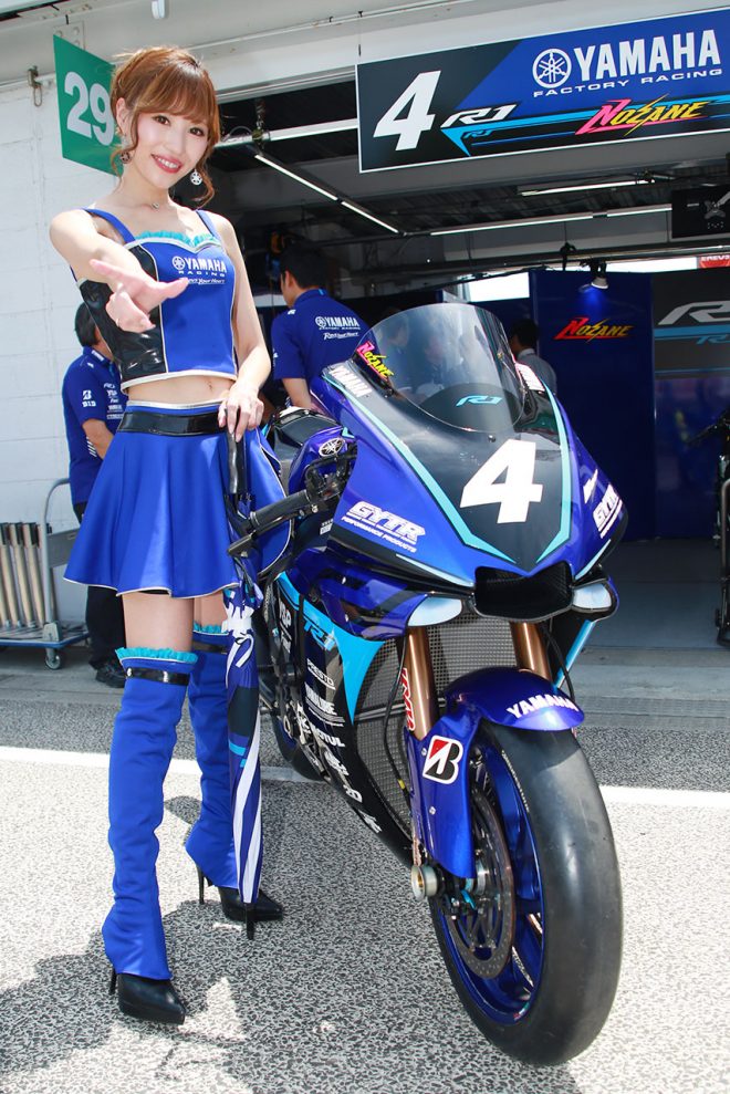 ピットウォークに登場したレースクイーン