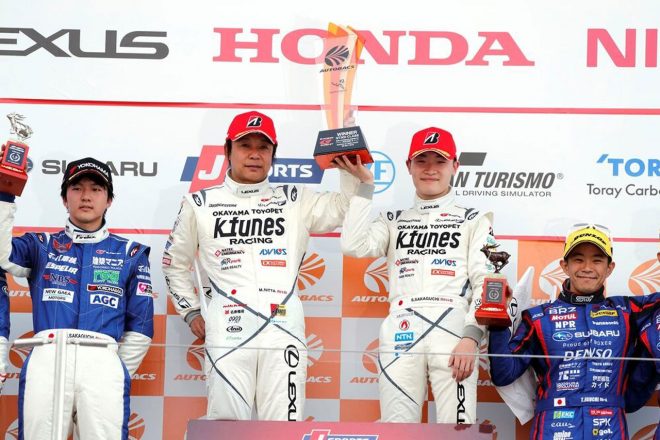 GT300クラス優勝を飾った新田守男（左）と阪口晴南（右）