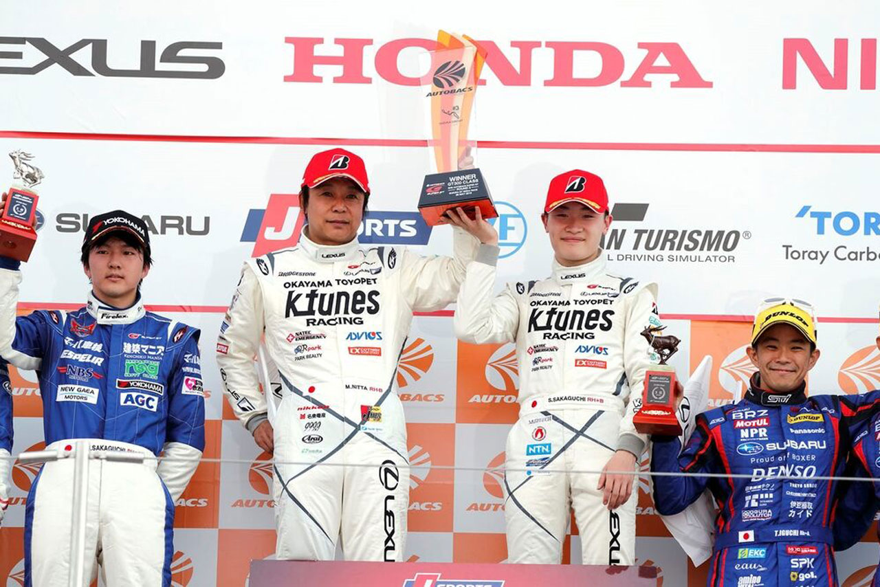 GT300クラス優勝を飾った新田守男（左）と阪口晴南（右）