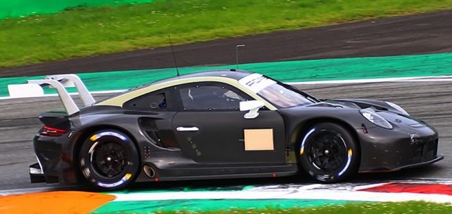 新型ポルシェ911 RSRと思われる車両