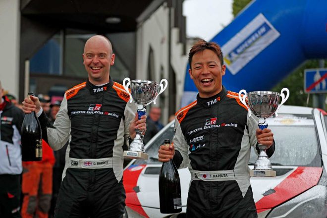 優勝した勝田貴元（右）とコドライバーのダニエル・バリット（左）