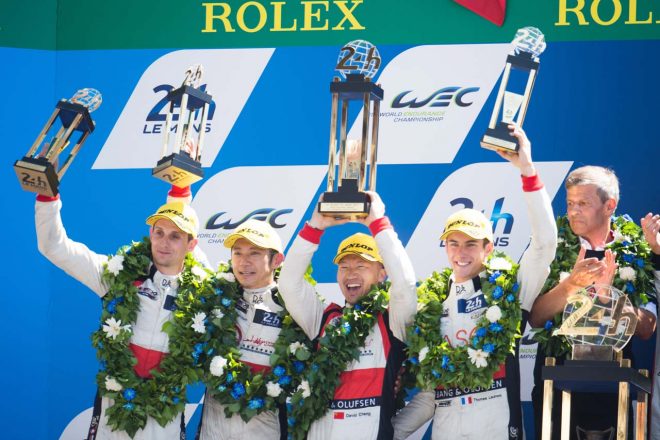 2017年ル・マンでチームメイトのオリバー・ジャービス、ホー・ピン・タンとともに総合2位表彰台を獲得したトーマス・ローラン（右からふたり目）
