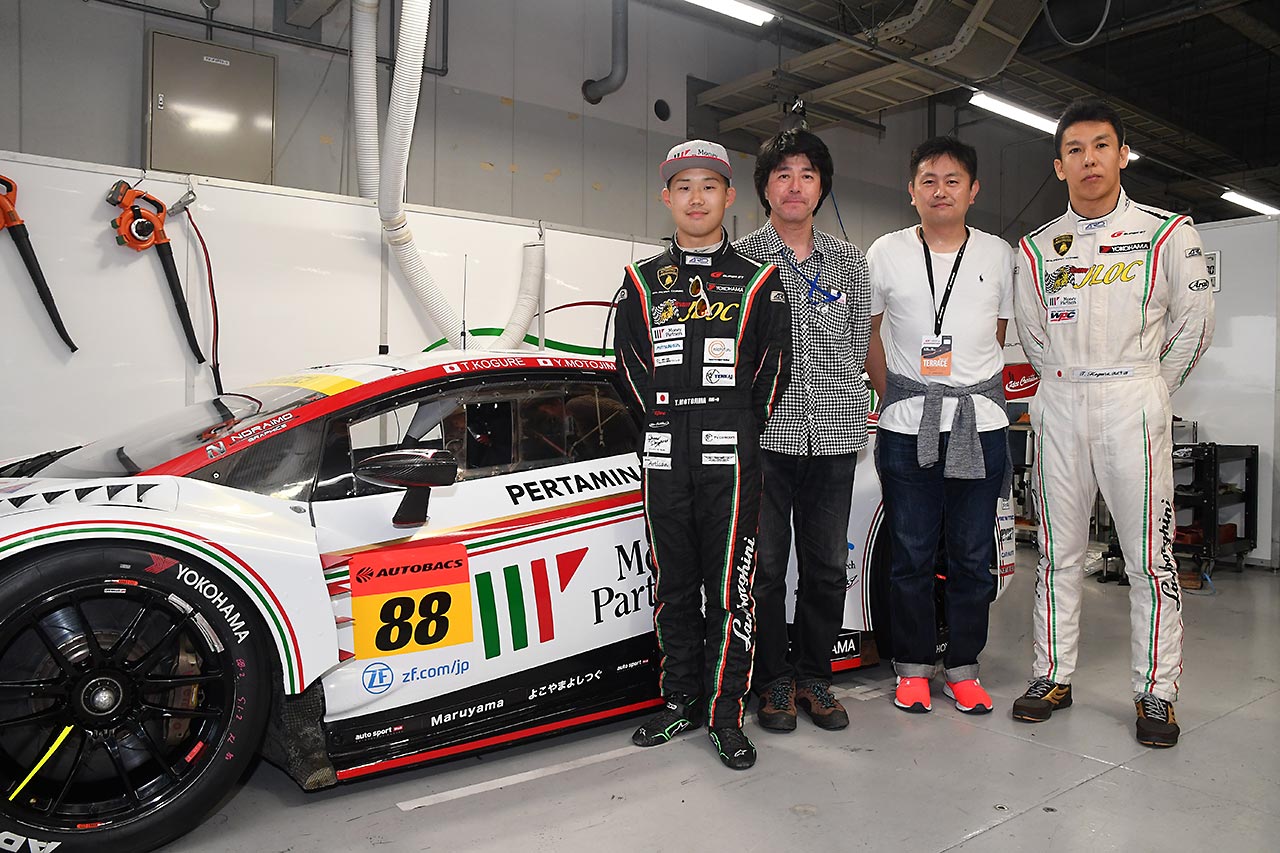 キャンペーン当選者のおふた方と小暮卓史、元嶋佑弥、マネパ ランボルギーニ GT3