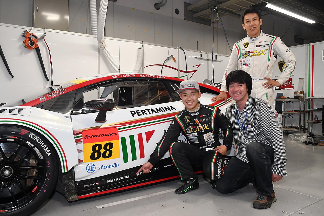 小暮卓史と元嶋佑弥と写真に収まるMaruyamaさん