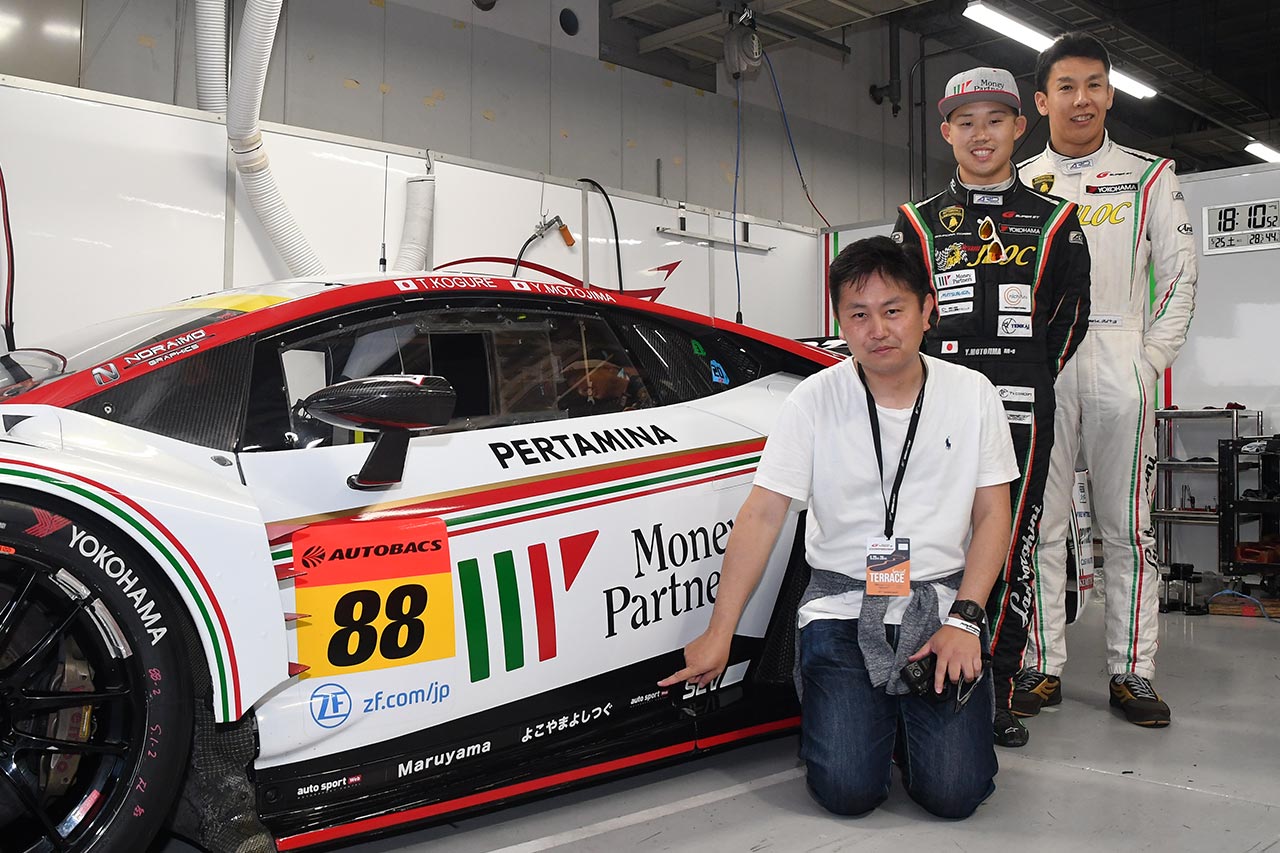 小暮卓史と元嶋佑弥と写真に収まるよこやまよしつぐさん