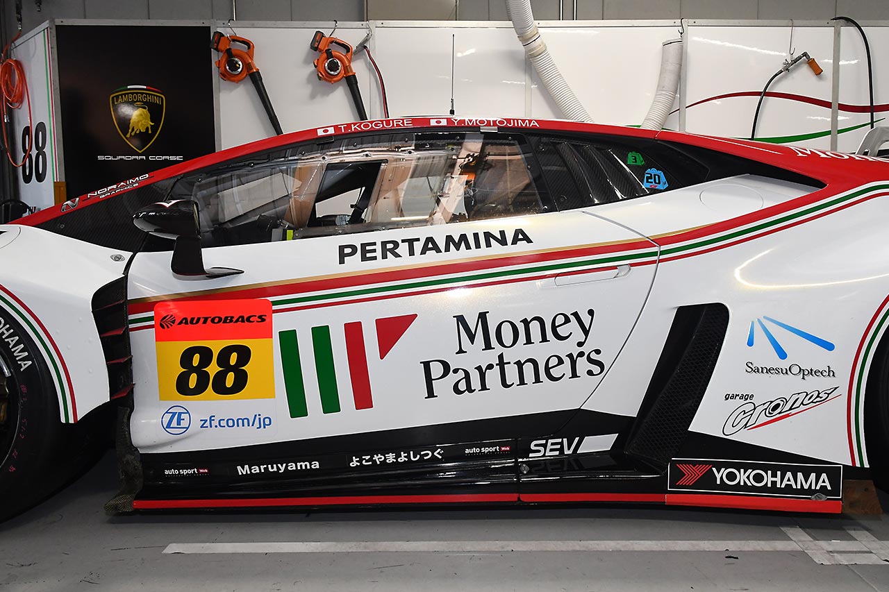 Maruyamaさん、よこやまよしつぐさんの名前が貼られたマネパ ランボルギーニ GT3