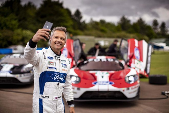 新しいカラーリングとなったマシンをバックに自撮りをするアンディ・プリオール