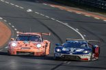 フォードGT（右）と2018年ル・マン24時間で優勝した復刻版ピンク・ピッグポルシェ（左）