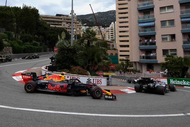 2019年F1モナコGP　マックス・フェルスタッペン（レッドブル・ホンダ）とバルテリ・ボッタス（メルセデス）