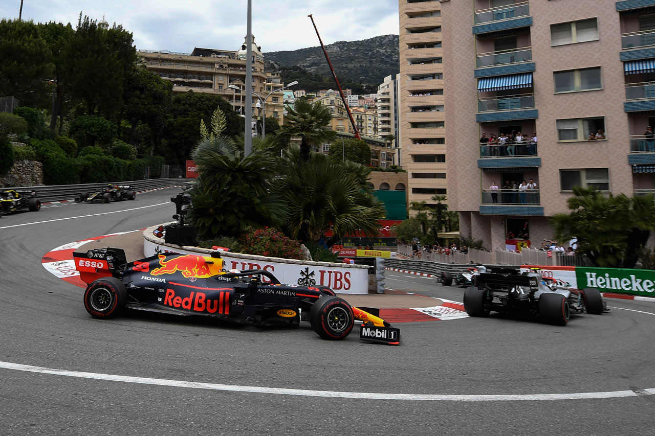 2019年F1モナコGP　マックス・フェルスタッペン（レッドブル・ホンダ）とバルテリ・ボッタス（メルセデス）