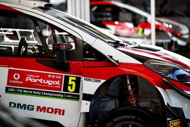 クリス・ミークがドライブするトヨタ・ヤリスWRC